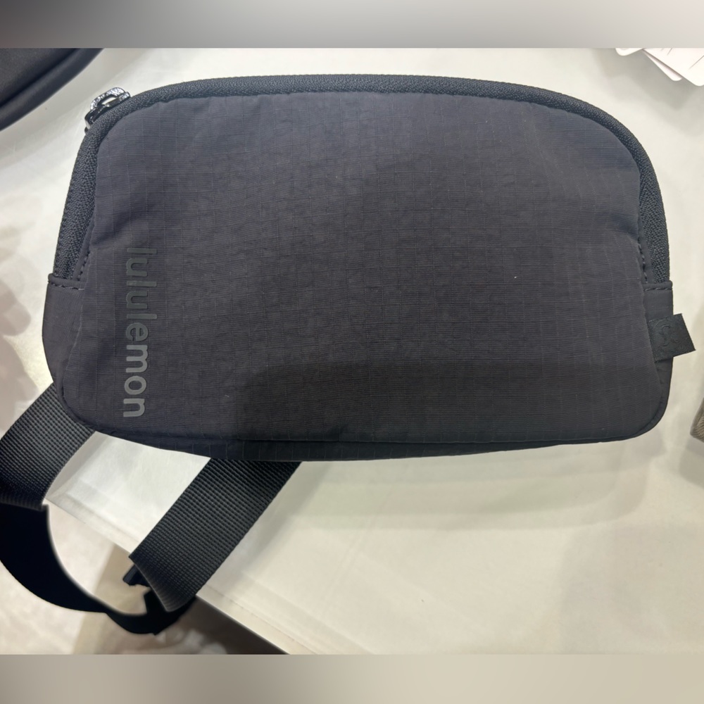 Lululemon Everywhere Belt Bag Mini
Ripstop (NWOT)